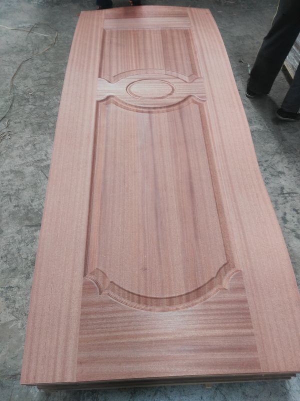 Ayunan Terbuka Sapele Mdf Kulit Pintu Panel Untuk Pintu Kayu Eksterior Ketebalan 2 4mm